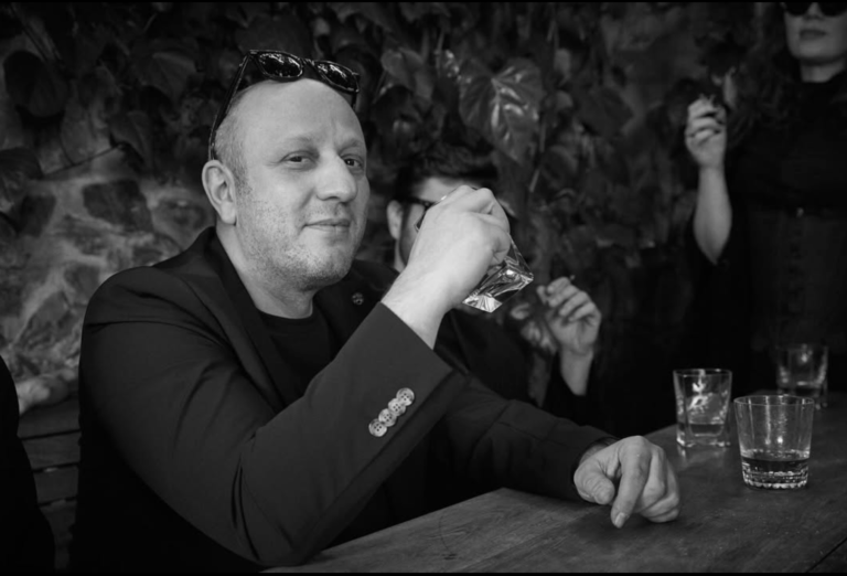 Serkan Keskin: Tiyatro Sahnesinden Ekrana Uzanan Çok Yönlü Bir Sanat Yolculuğu