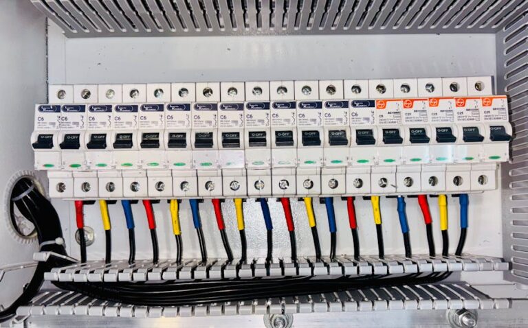200 Amper Ana Elektrik Panosu Kurulumu: Detaylı Bağlantı ve Güvenlik İpuçları