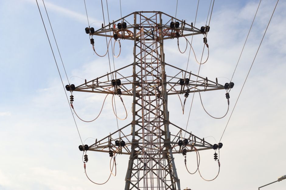 Elektriğin Santralden Evlerimize Yolculuğu: Dağıtım Sistemi ve Temel Ekipmanlar
