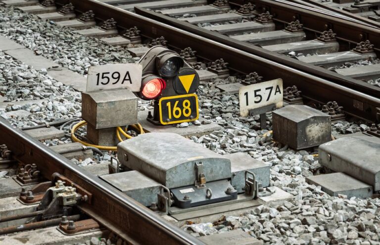 Tren Sinyalizasyon Sistemleri Nasıl Çalışır? Demiryolu Güvenliğinin Sırları